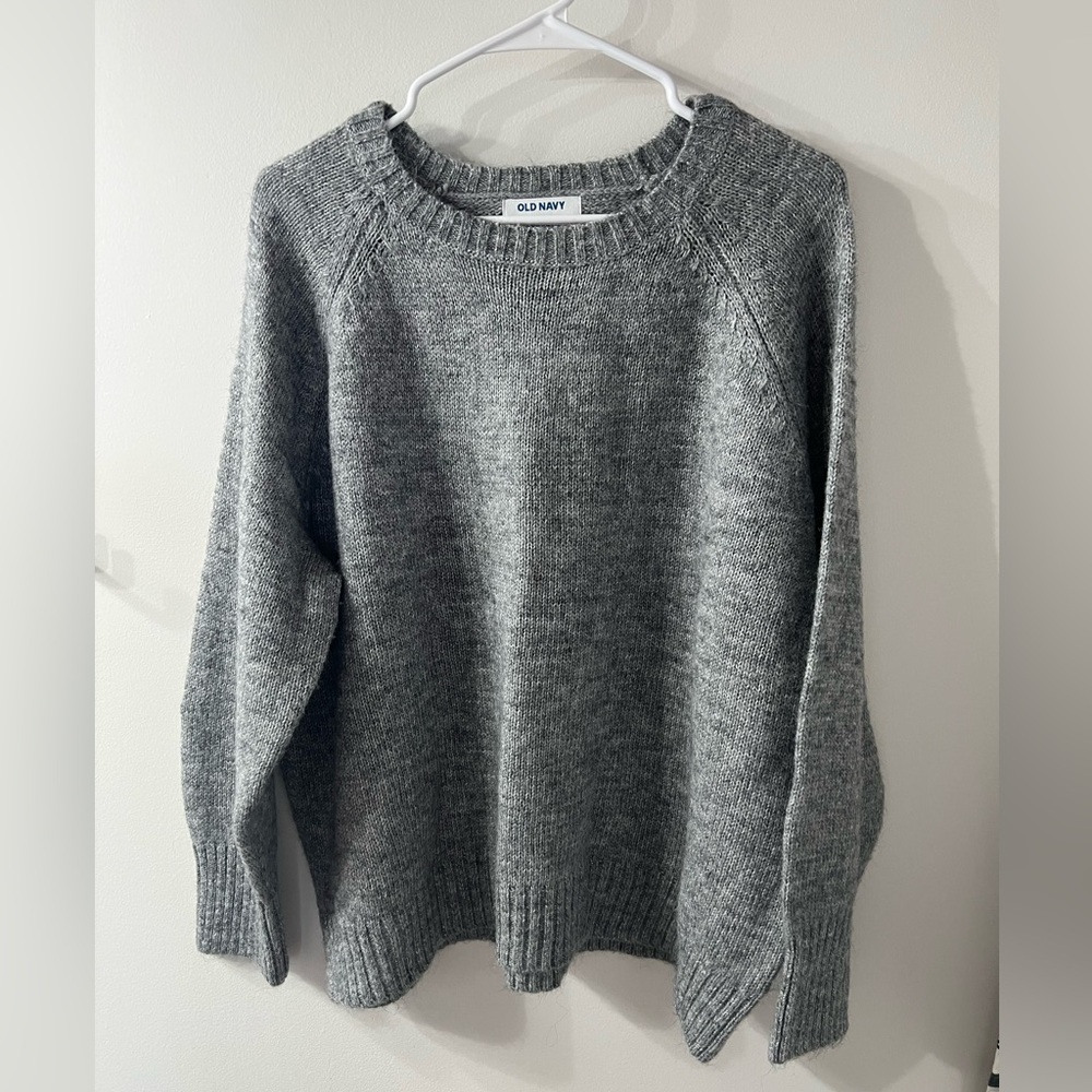 Old Navy Women's Gray Sweater. Large. 82% Polyester 18% Nylon. Never worn.